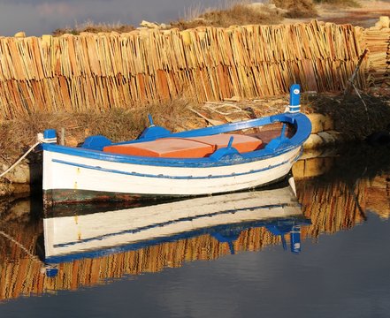 Barca riflessa sul mare