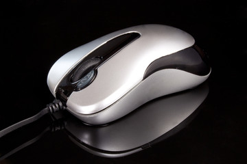 Srebrna mysz komputerowa na czarnym tle