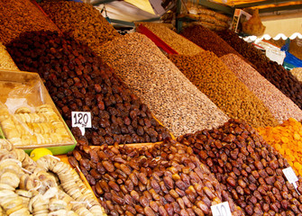 Dried fruit and peanuts