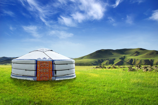 Yourte mongole dans un magnifique paysage