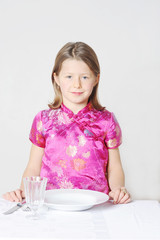 M&auml;dchen zu Tisch