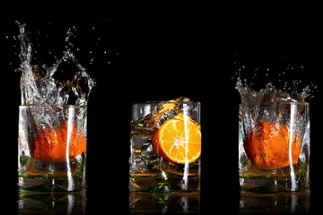 Deurstickers Drie glazen drank met spattende sinaasappels © Patryk Kosmider