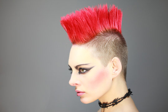 Frau mit rotem Iro Punk