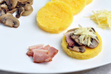 Polenta with bacon and mushrooms