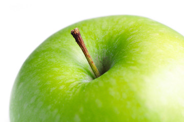 Apfel vor weißem Hintergrund