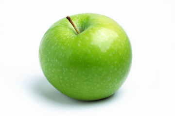 Apfel vor weißem Hintergrund