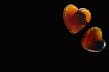 DUE CUORI SU SFONDO NERO