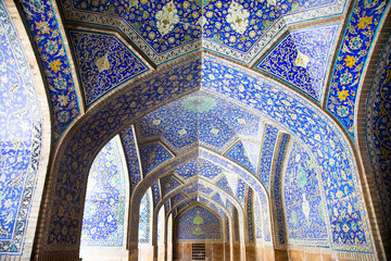 Tiled orienta  arcs and pillars on Jame Abbasi mosque, Esfahan - 37711512