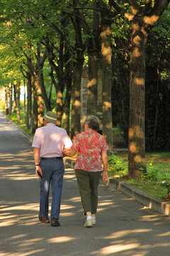 Coppia di anziani a passeggio