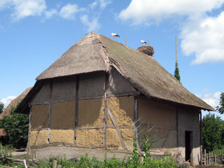 casa rurale con cicogne