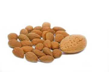Mandeln auf weißem Hintergrund