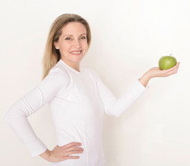 Frau mit grünem Apfel auf der Hand