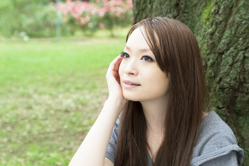 Naklejka premium Beautiful young woman in the forest