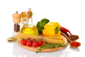 Foto auf Acrylglas Spaghetti, Glas Öl, Gewürze und Gemüse © Africa Studio