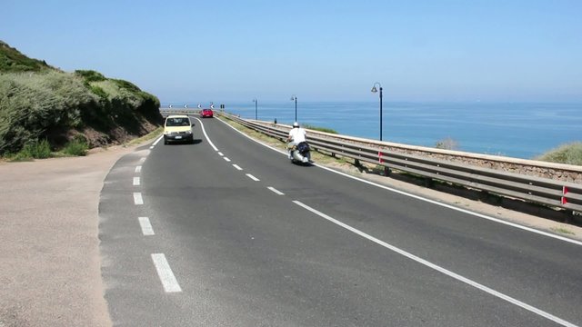 in scooter sulle strade di sardegna