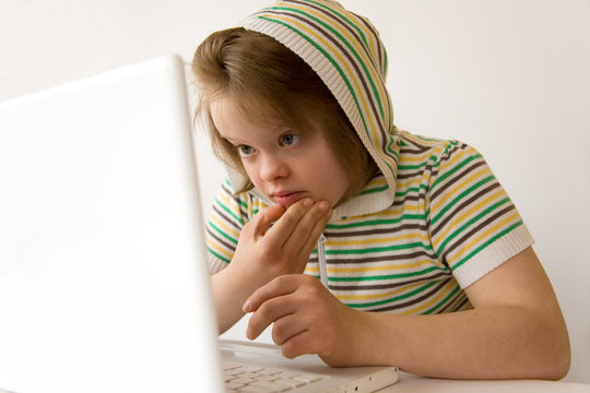 A girl using a laptop / fille à l'ordinateur.