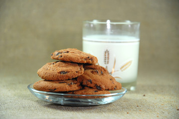 milk with chocolate chip cookies