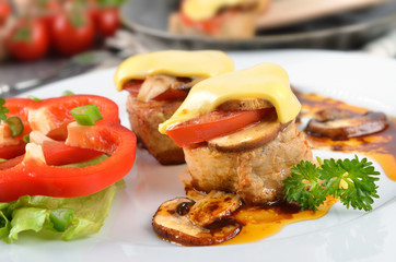 Überbackenes Schweinefilet mit Pilzen, Tomate und Käse