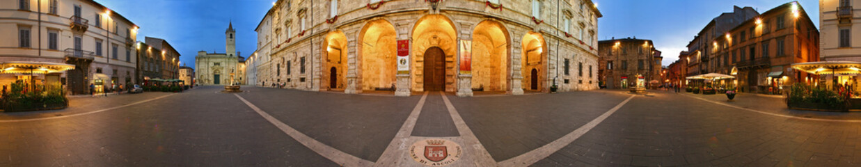 Fototapeta na wymiar Ascoli Piceno Piazza Arringo