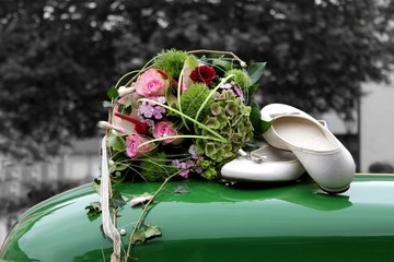 Hochzeit Brautstrauss auf Traktor