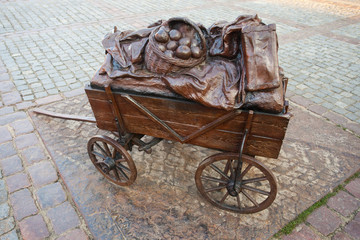 "Wózek tułaczy" rzeźba w Toruniu, Poland © 123108 Aneta