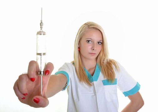 une belle femme avec injection