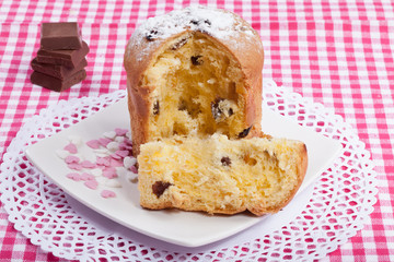 Panettone sobre mantel a cuadros rojo