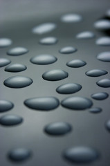 Gotas sobre un fondo negro.