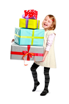 Kind beim Geschenke tragen