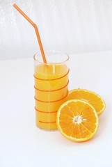 bicchiere di succo d'arancia e arancia a metà