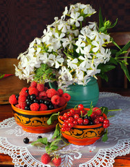 Obraz na płótnie Canvas Still life with various berry and white flowers