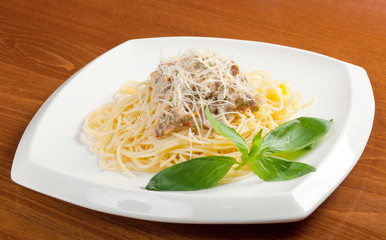 spaghetti carbonara on bowl