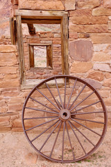 Obraz premium A wheel in front of historic building at Lees Ferry