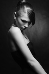 Naklejka premium beautiful woman with perfect skin in black dress with jewelry