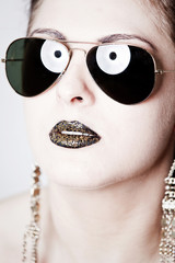 Glamour  Portrait mit Fliegerbrille und schwarzem Lippenstift