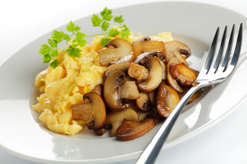 Champignons mit Rührei