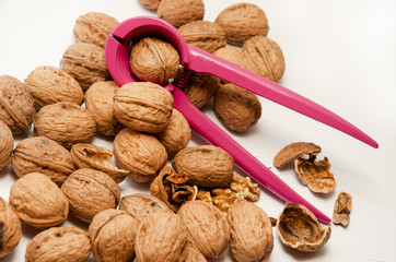 NOCI CON SCHIACCIANOCI FUCSIA