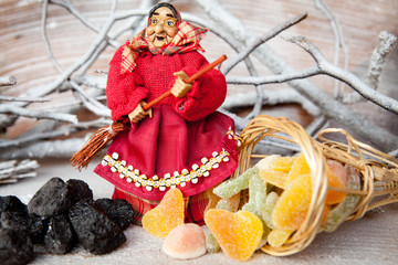 Befana con caramelle e carbone