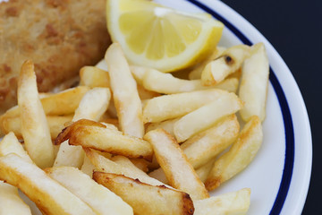 chips with fish and lemon
