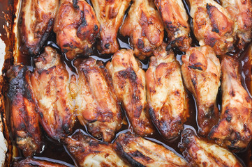 Gegrillte Hünerflügel in Sauce