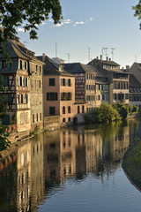 Fototapeta na wymiar Średniowieczne domy odzwierciedlenie w rzece Ill, Strasburg
