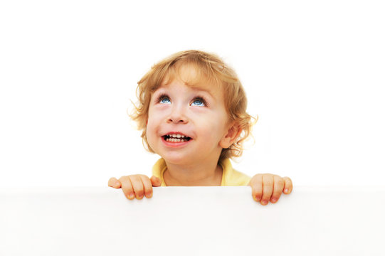 lächelndes Kind hält eine Tafel