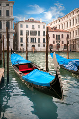 Fototapeta na wymiar Gondola niebieski