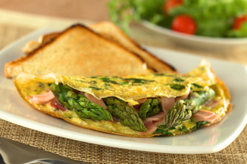 Green asparagus and ham omelet with toast bread