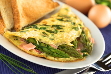 Green asparagus and ham omelet with toast bread