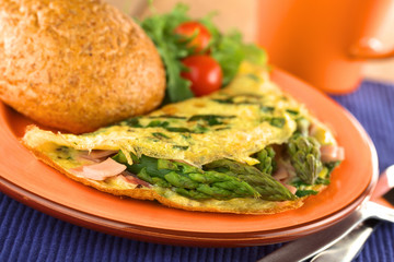 Green asparagus and ham omelet with wholewheat bun