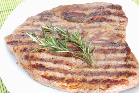 bistecca di carne rossa cotta alla griglia