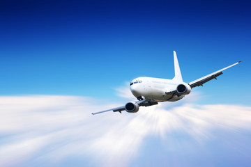Fototapeta na wymiar Odrzutowiec latające nad chmurami