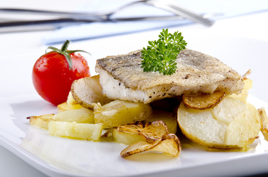 Schellfisch Filet auf einem Teller mit gegrillten Kartoffeln und