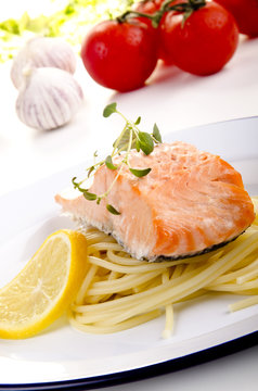 Gedämpfter Wildlachs mit Thymian, Tomaten und Spaghetti auf ein